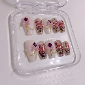 B113 PRESS ON NAILS